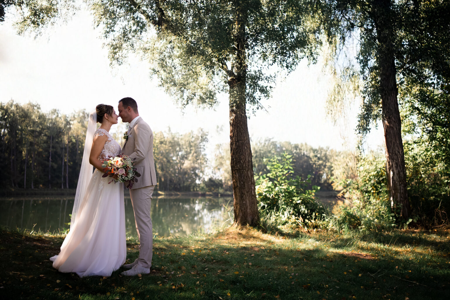 Brautpaar am See bei der Hochzeit im Landgasthof Rockermeier