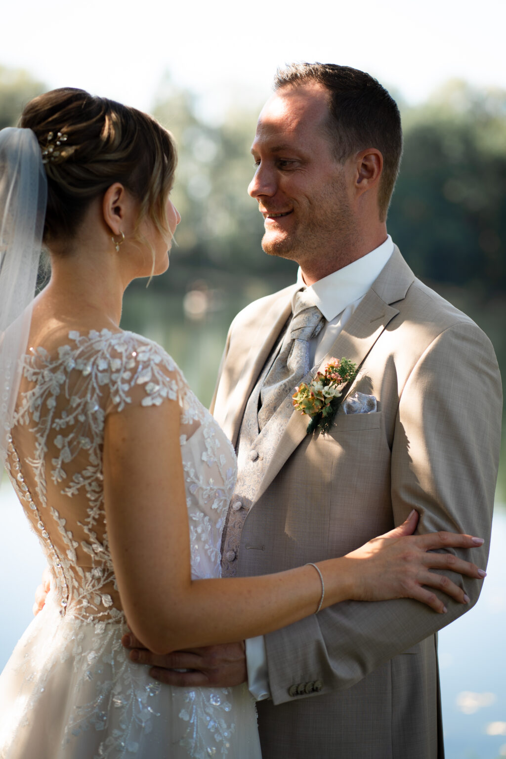 Ramona in einem blushfarbenen A-Linien-Brautkleid