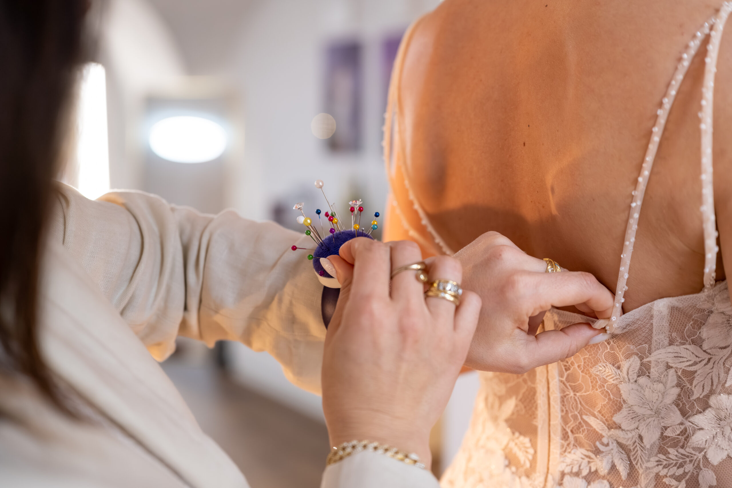 Detailarbeit an einem Brautkleid bei Hoffmann Braut