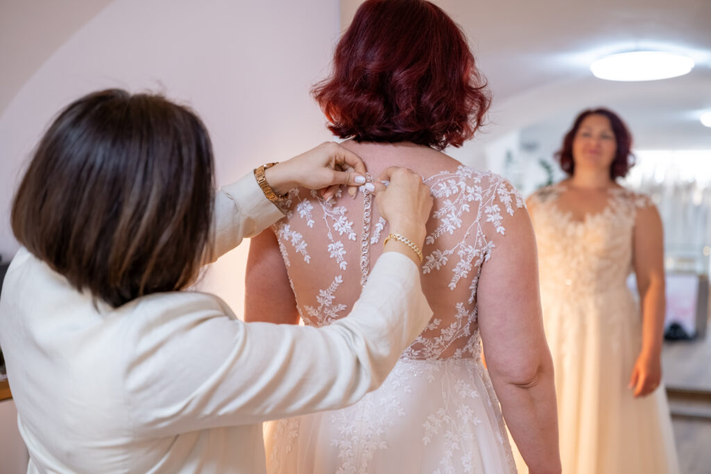 Individuelle Änderungen an dem Rückenteil bei einer Curvy Braut