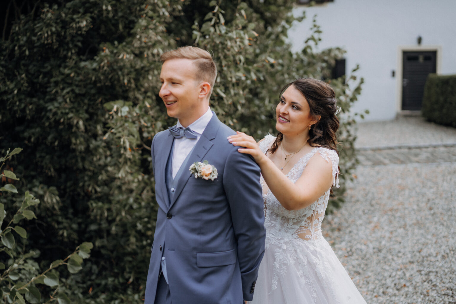 Echte Braut Stefanie in einem Brautkleid von Hoffmann Braut