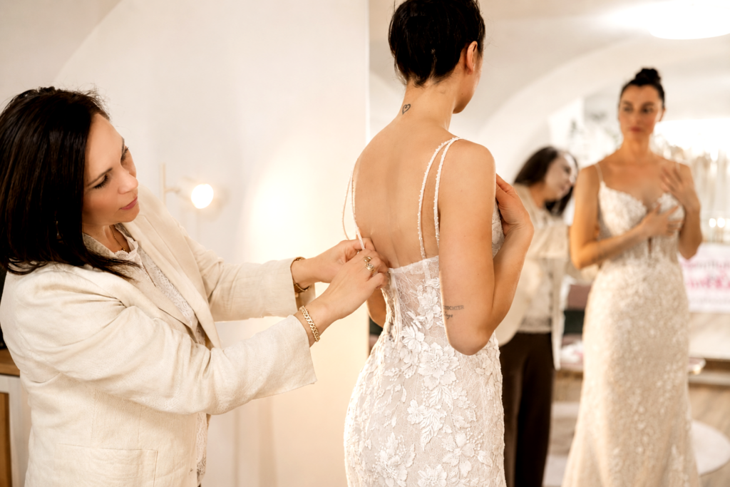 Brautkleid Änderungskosten bei der Anpassung der Corsage während der Anprobe
