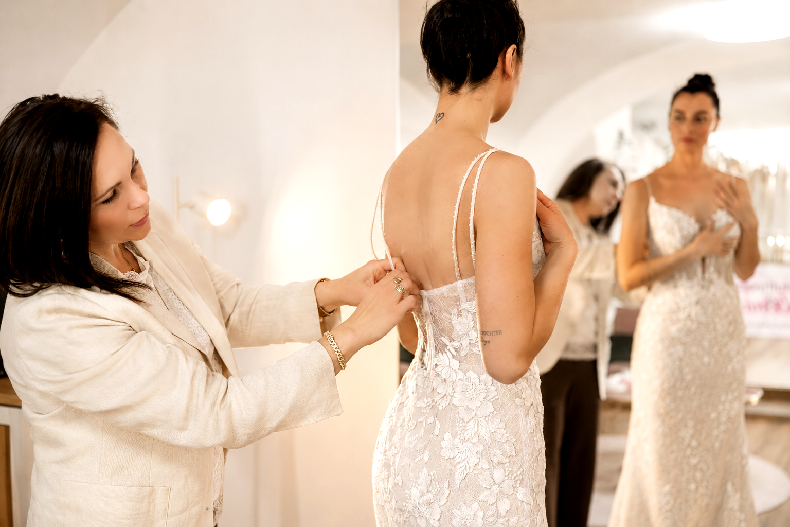 Brautkleid Änderungskosten bei der Anpassung der Corsage während der Anprobe