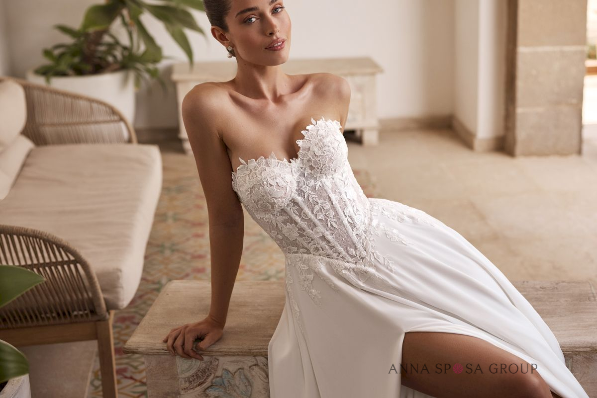 Braut im Anna Sposa A-Linien-Brautkleid mit Korsage bei Hoffmann Braut in Beilngries