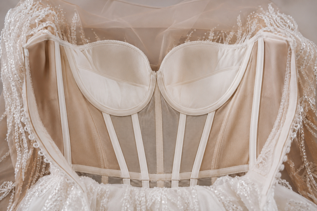 Korsage mit Cups und zusätzlichen Stäbchen für mehr Halt und Stabilität im Kleid bei Hoffmann Braut in Beilngries