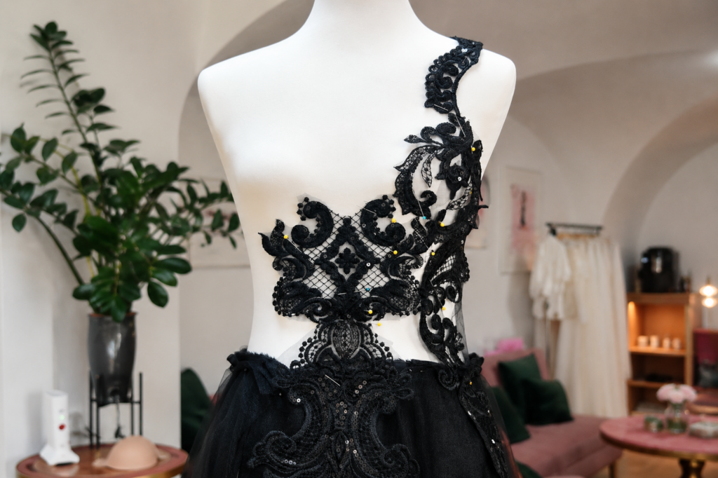 Schwarzes Brautkleid mit handgesteckter Spitze