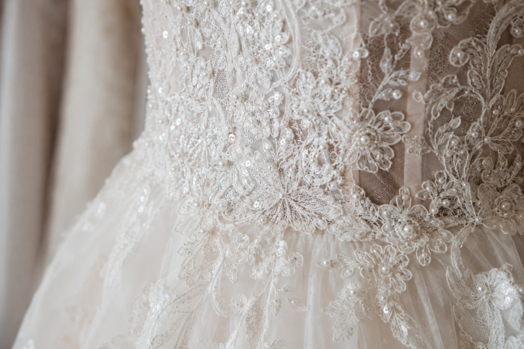 Curvy Brautkleid eine nah Aufnahme der Spitze