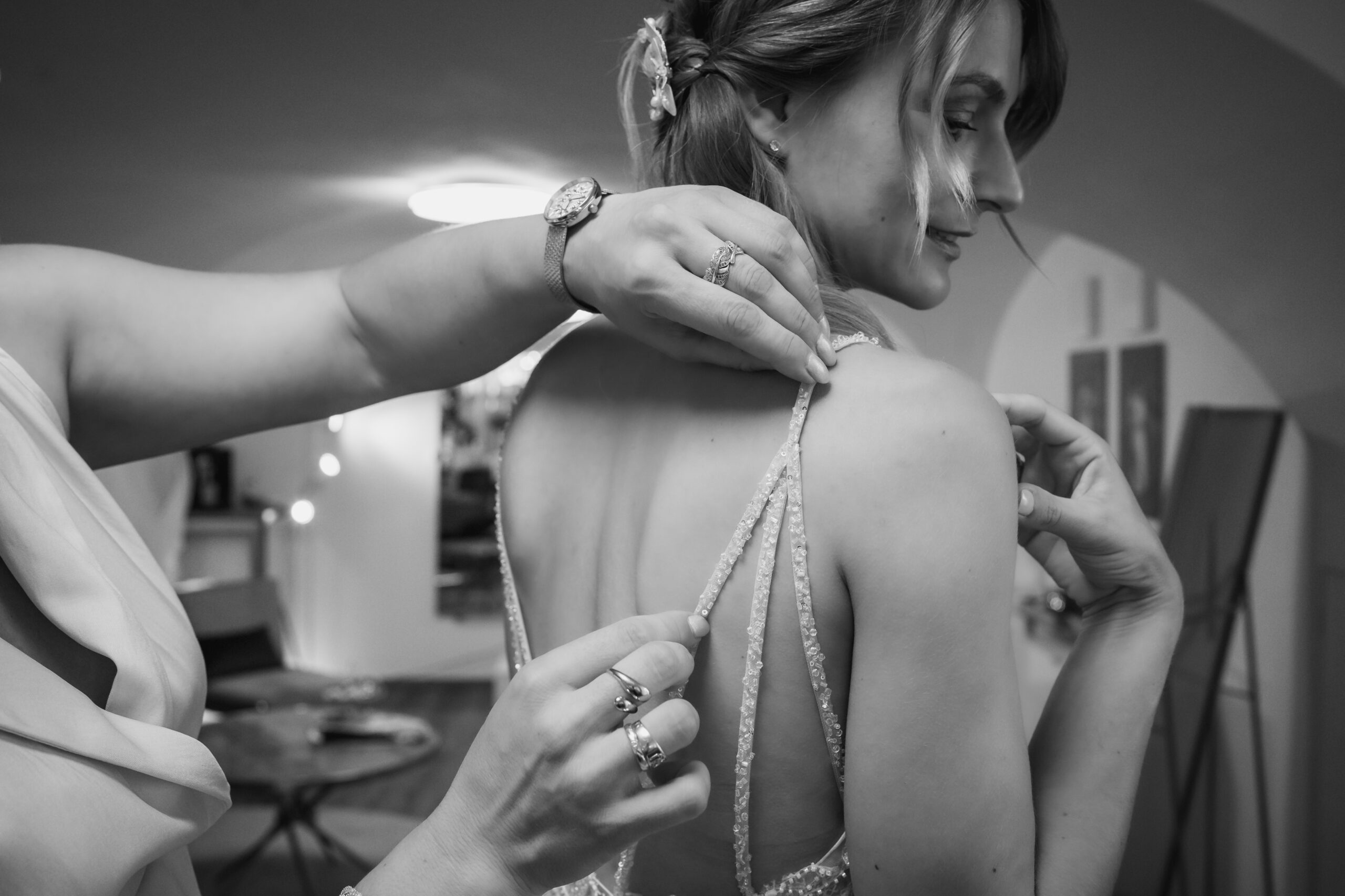 Individuelle Anpassung feiner Träger an einem Brautkleid