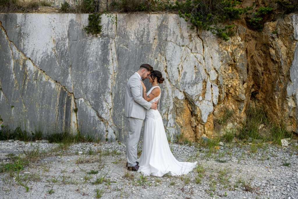 Sommerhochzeit mit Wow-Effekt – Brautkleid, Aperol und leuchtendes Orange