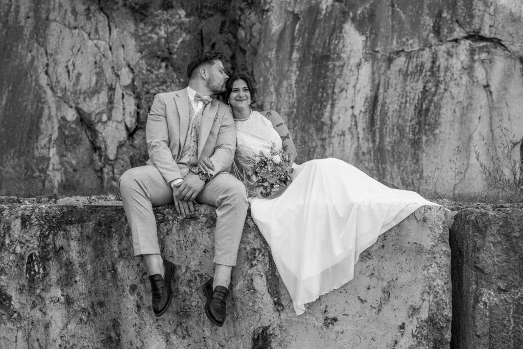 sommerhochzeit im Steinbruch mit Brautkleid von Anna Sposa