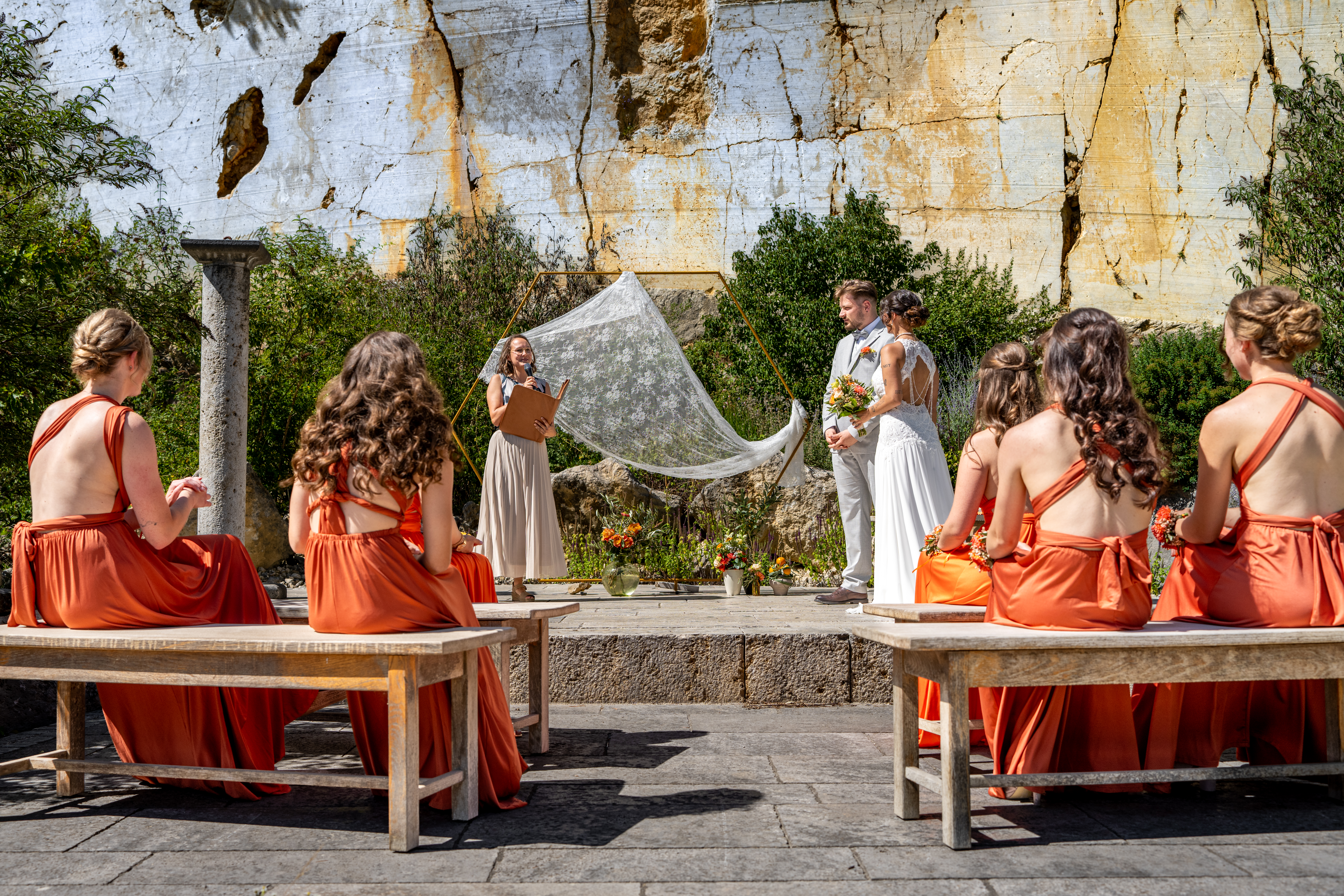 Brautkleid für die Sommerhochzeit im Steinbruch