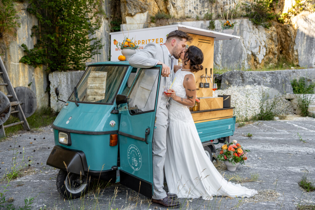 Sommerhochzeit im Steinbruch mit Brautkleid von Anna Sposa