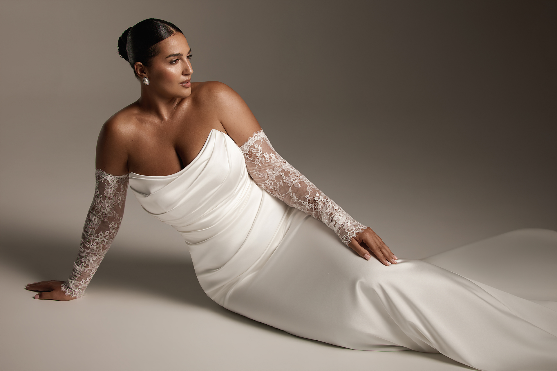 Curvy Brautkleider aus Satin mit langen Spitzenärmeln bei Hoffmann Braut
