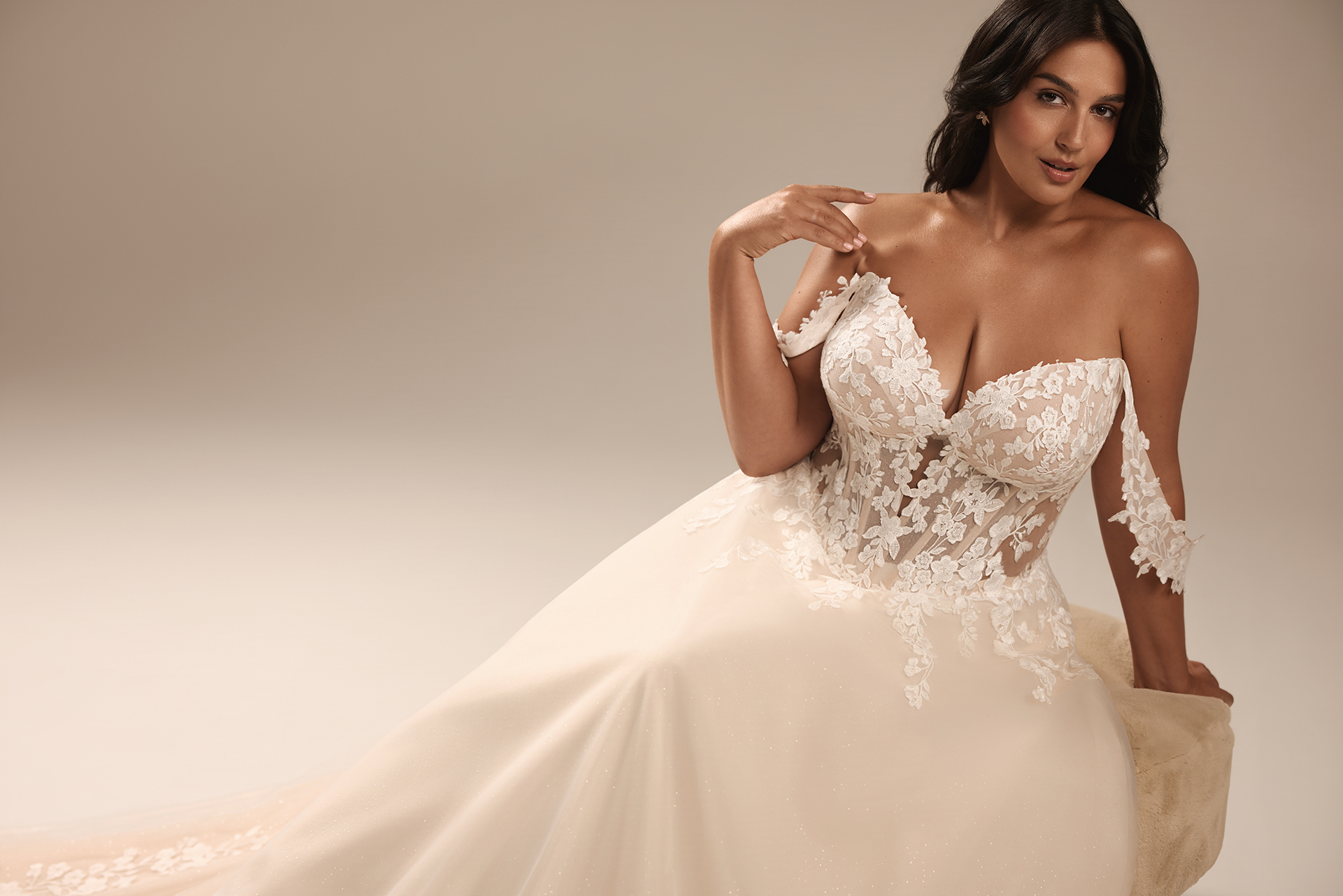 Curvy Brautkleid mit stabiler Spitzen-Corsage und abnehmbaren Ärmeln
