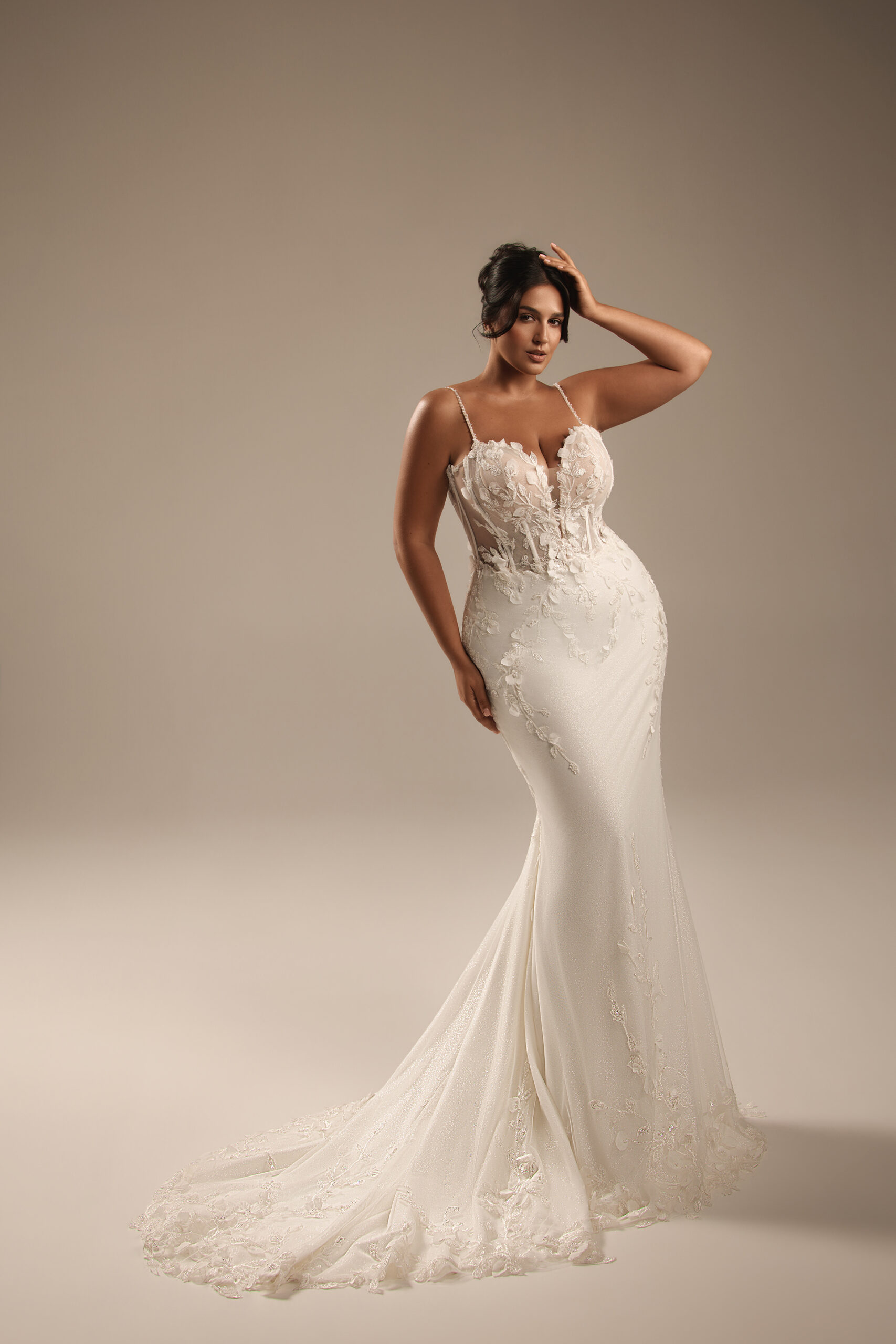 Figurbetontes Plus Size Brautkleid mit Spitze und langer Schleppe