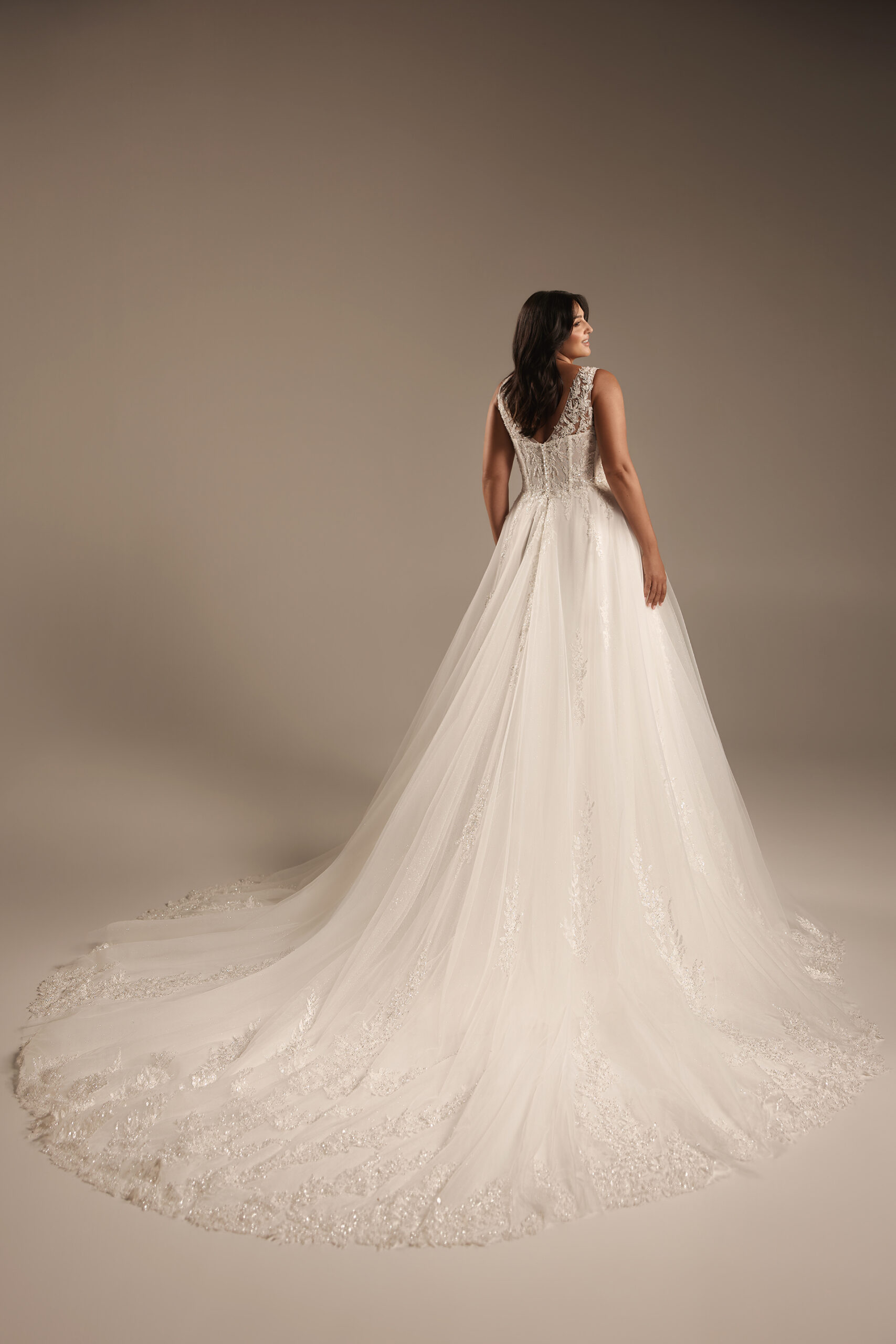 Curvy Bride im Prinzessinnen Brautkleid bei Hoffmann Braut