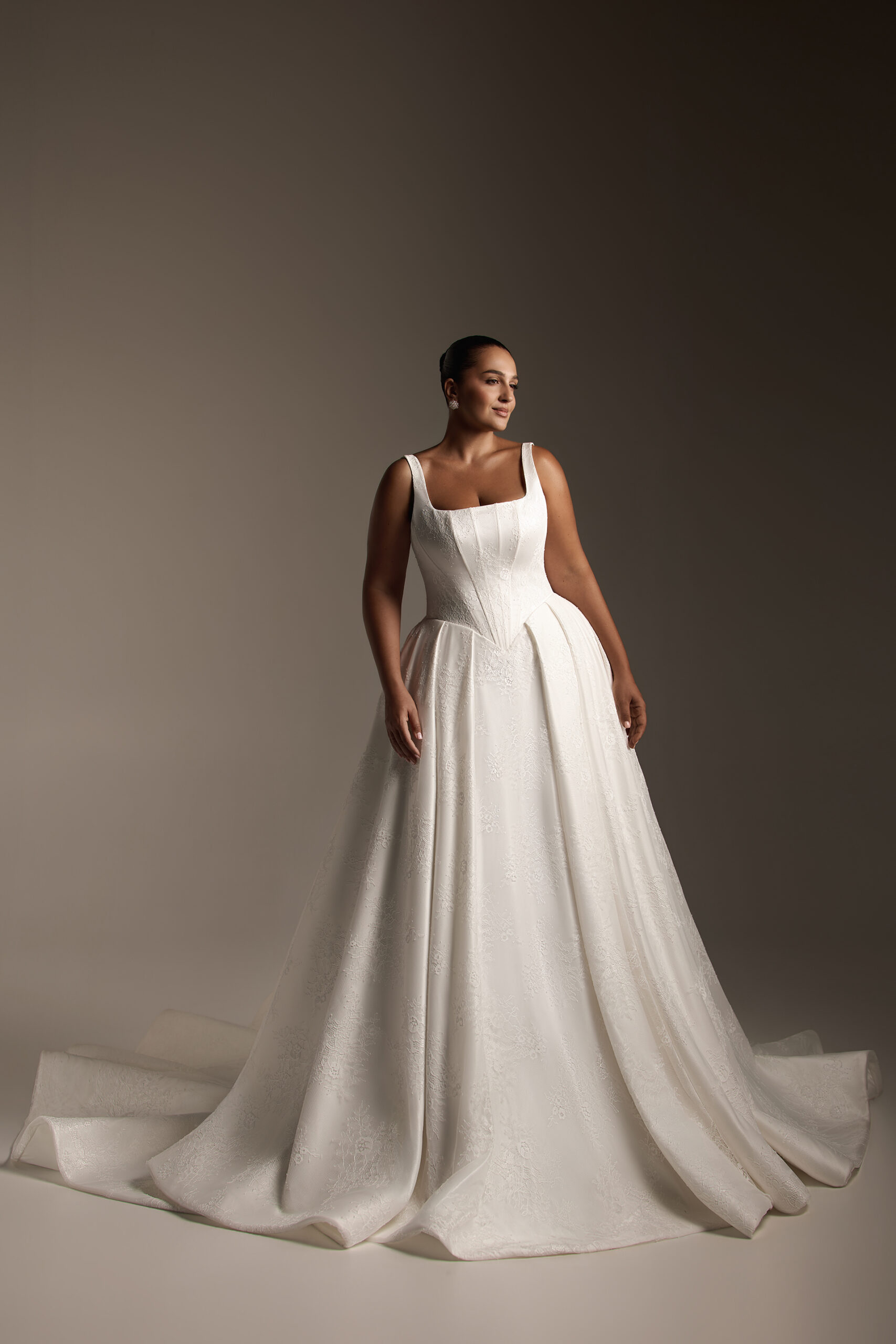 Curvy Bride im individuell kombinierbaren Zweiteiler Brautkleid